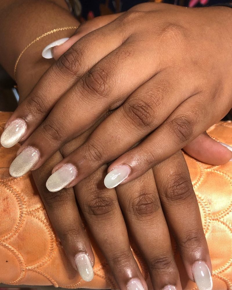 Pearl cat-eye bridal nails