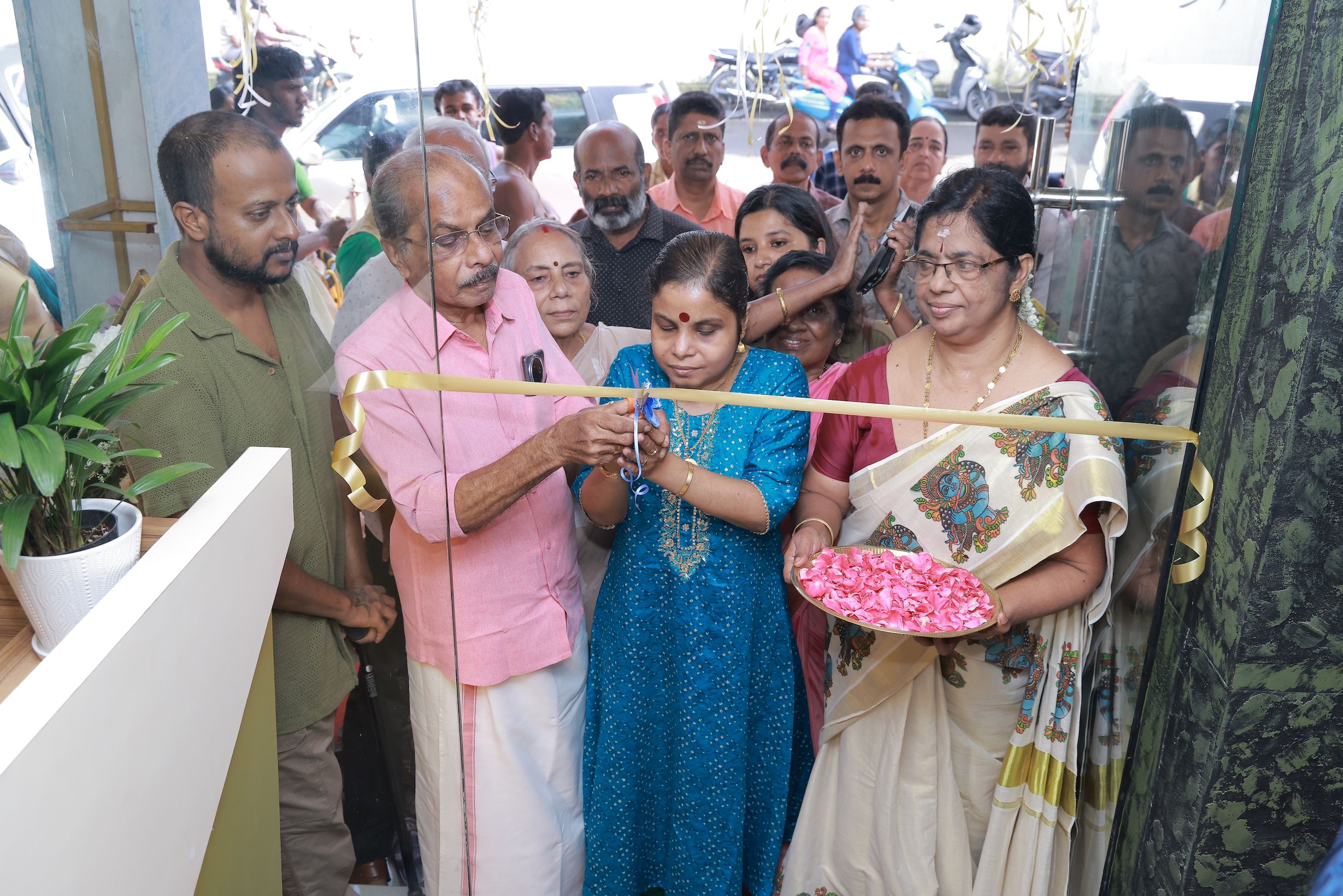 Playback singer Vaikom Vijayalakshmi cutting the ribbon at the Volume Unisex Beauty Studio inauguration